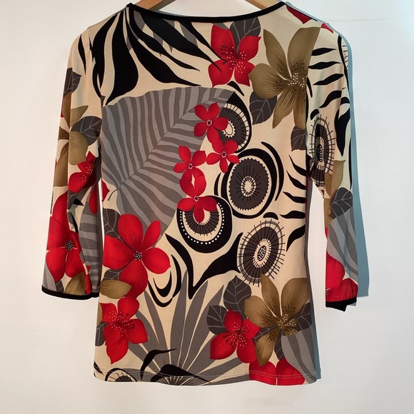 Papillon Blanc - v- neck floral top. Size S - Picture 2 of 7